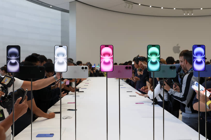 Новые iPhone 16 доступны в пяти цветах корпуса, в том числе новом ультрамариновом