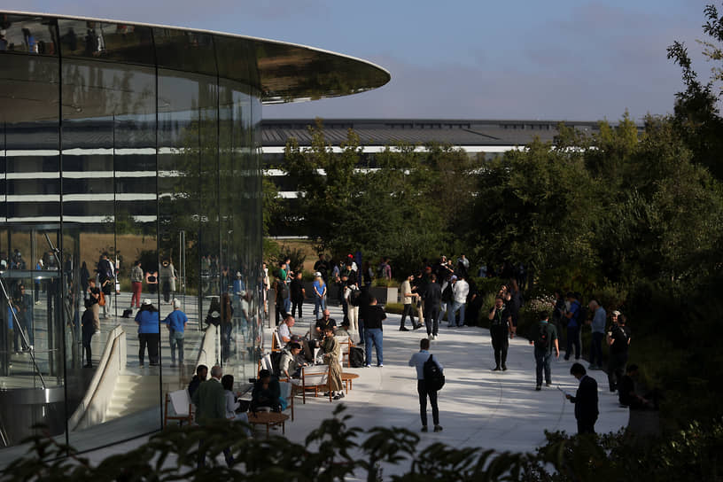 Презентация Apple традиционно прошла в театре имени Стива Джобса на территории кампуса в Купертино