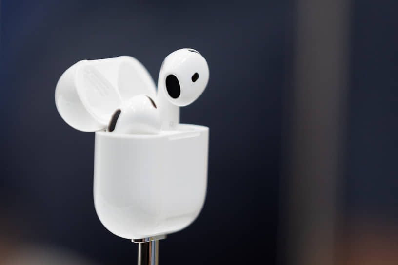 Потом компания перешла к AirPods 4, у которых будет два варианта гарнитуры: одна из версий получит активное шумоподавление, а другая — нет