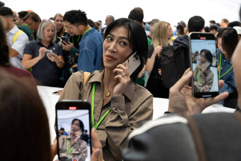 Новые iPhone обладают целым рядом ИИ-функций Apple Intelligence, включая инструмент генерации и редактирования изображений, улучшенный голосовой помощник Siri, а также возможность записи и расшифровки звонков. С помощью ИИ можно будет дописать письмо или исправить уже написанное. По текстовому описанию можно будет найти фотографию в медиатеке