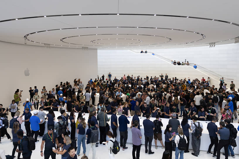 Гости презентации Apple в театре имени Стива Джобса на территории кампуса в Купертино