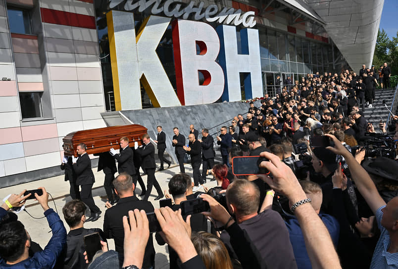 Москва.  Церемония прощания с Александром Масляковым в концертном зале «Планета КВН»