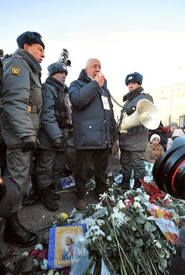 Николай Сванидзе часто принимал участие в различных митингах и акциях&lt;br>
На фото: во время возложения цветов к Соловецкому камню на Лубянской площади, 2012 год 