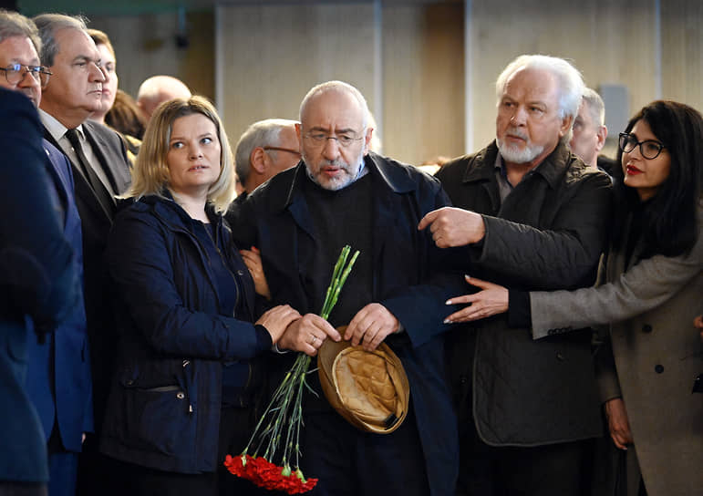 Слева направо: глава СПЧ Валерий Фадеев, журналистка Ирина Воробьева, телеведущий Николай Сванидзе, главный редактор газеты «Московский комсомолец» Павел Гусев на церемонии прощания с правозащитником, членом Совета по правам человека при президенте РФ Андреем Бабушкиным, 2022 год 