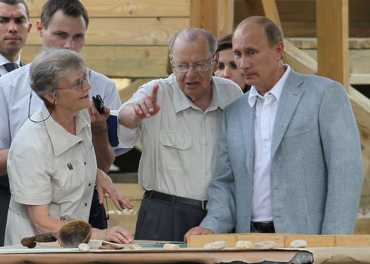 Владимир Путин во время посещения Троицкого археологического раскопа