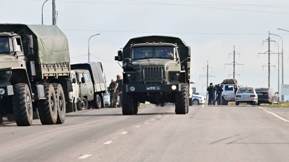 Военные автомобили по трассе между Курском и Суджей. 8 августа 2024 года