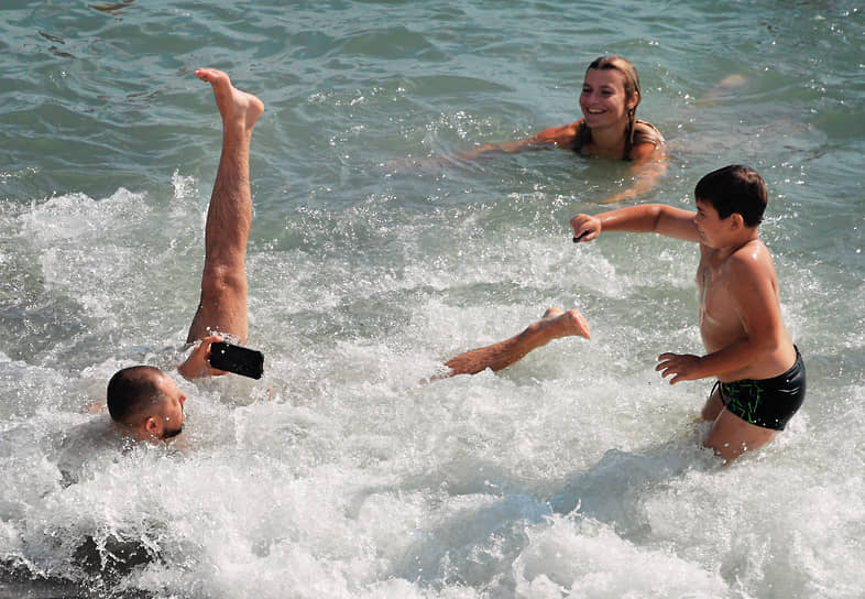 Алушта. Отдыхающие одного из местных пляжей 