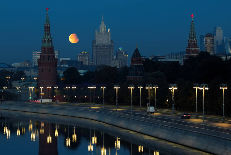 Суперлуние на фоне Кремля в Москве