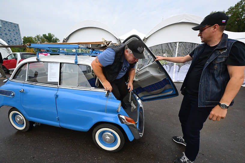 Автомобиль BMW Isetta 600 перед началом ралли