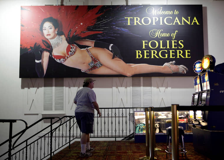 Реклама шоу Folies Bergere — самого «долгоиграющего» шоу в Tropicana