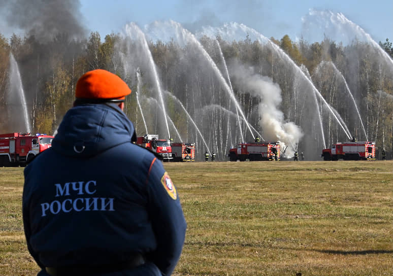 В учебных маневрах приняли участие около 800 спасателей из Белоруссии и России, а также более 140 единиц спасательной техники &lt;br> На фото: пожарная техника на учениях