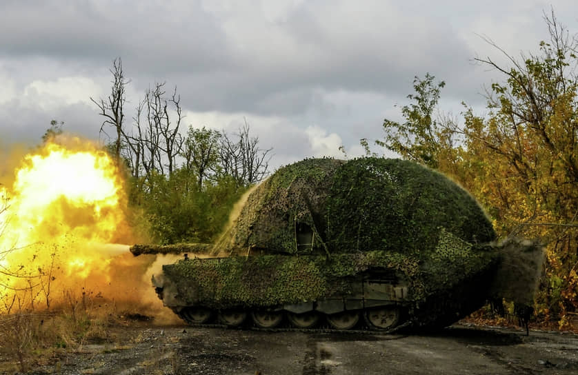 Танк Т-72 Центрального военного округа стреляет по позициям ВСУ на Покровском направлении 