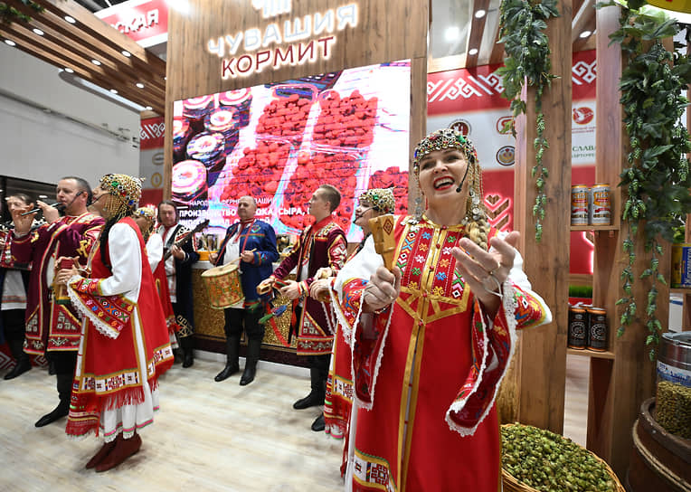 Выступление народного ансамбля на стенде Республики Чувашия