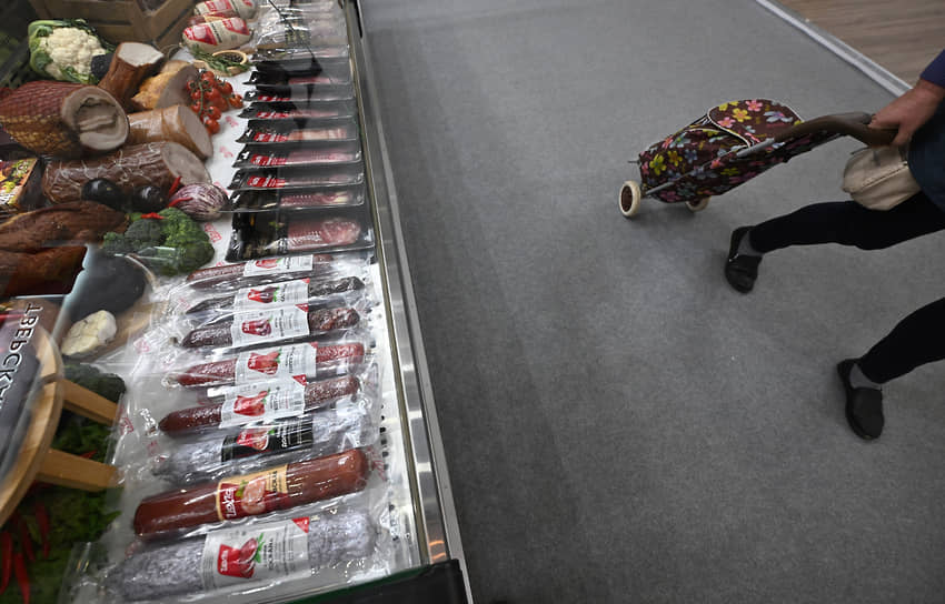 Стенд с мясными изделиями