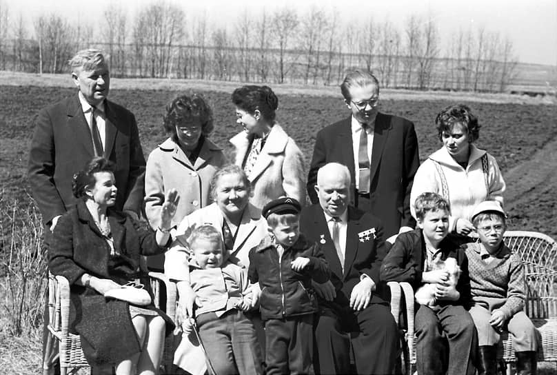 Семейная фотография Никиты Хрущева (третий справа в нижнем ряду). Его дочь Елена (в центре в верхнем ряду) и сын Сергей (второй справа в верхнем ряду) 