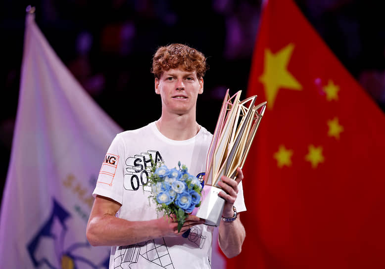 Янник Синнер с трофеем после победы в финале Rolex Shanghai Masters