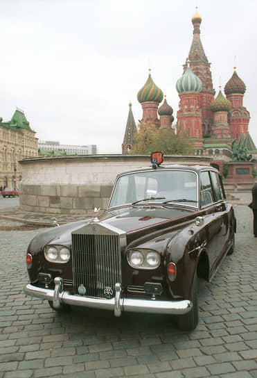 Елизавета II ездила по Москве на двух автомобилях Rolls-Royce, специально доставленных из Великобритании за несколько дней до визита. В последний раз экипажи, принадлежащие высочайшей семье, москвичи видели лишь до революции. Как писал «Ъ», мэр Москвы Юрий Лужков на время пребывания королевы даже обещал почтить ее введением в городе левостороннего движения на некоторых улицах
&lt;br>На фото: Rolls-Royce Phantom VI на Красной площади