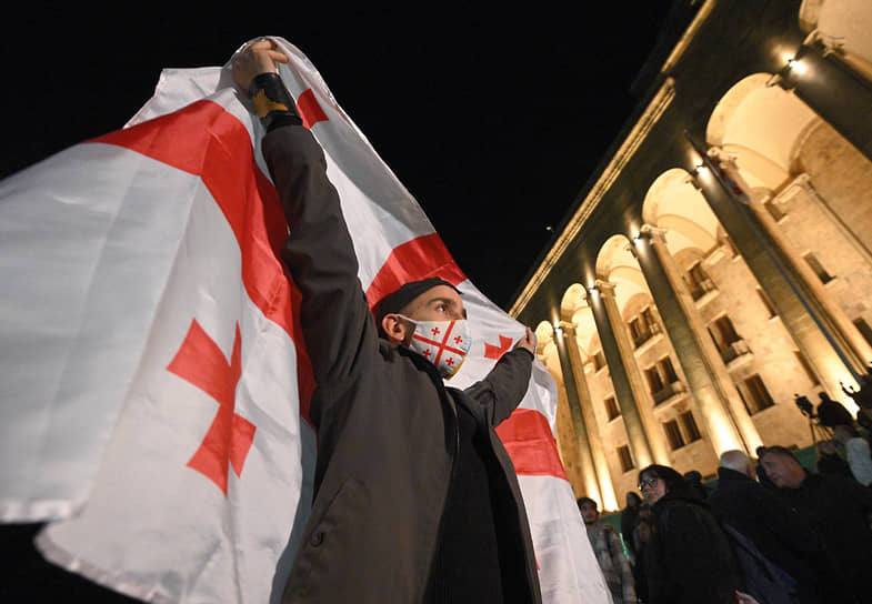 Тбилиси. Сторонники оппозиции на протестной акции у парламента Грузии