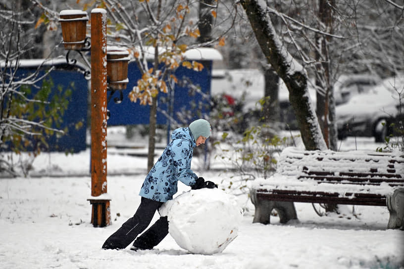 На улицах города появились первые снеговики