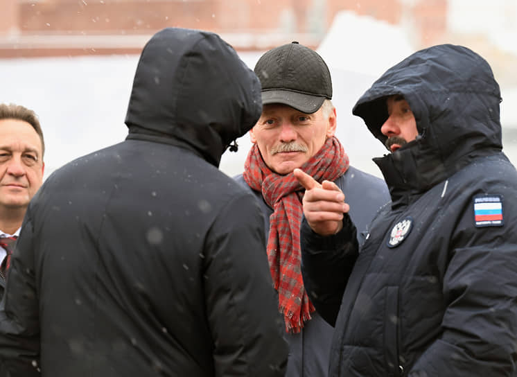 Пресс-секретарь президента РФ Дмитрий Песков (в центре) 