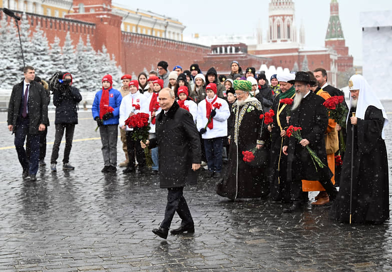 Владимир Путин (в центре) с главами традиционных конфессий на Красной площади