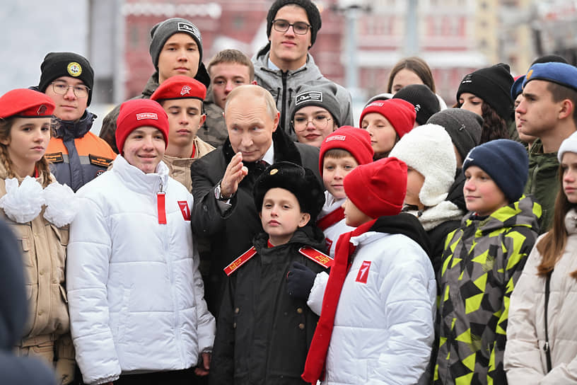 После церемонии президент пообщался с молодыми волонтерами и общественниками