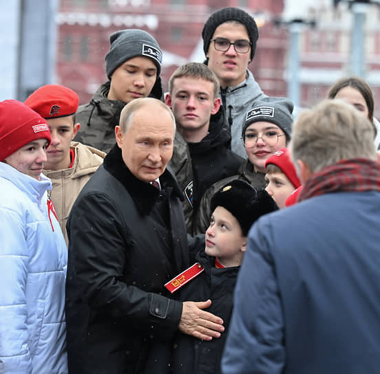 После церемонии президент пообщался с молодыми волонтерами и общественниками