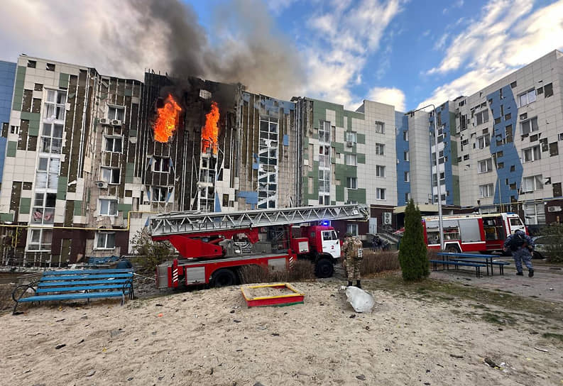 Последствия удара украинского БПЛА по многоквартирному дому в Белгороде 