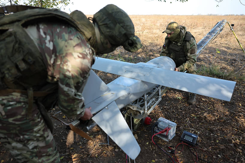 Военнослужащие расчета разведывательного БПЛА «Мерлин-ВР» в Херсонской области  