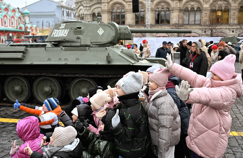 Военная техника интересует и самых маленьких посетителей