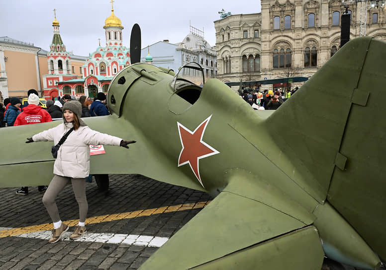 На Красной площади представлена и авиационная техника времен Великой Отечественной войны