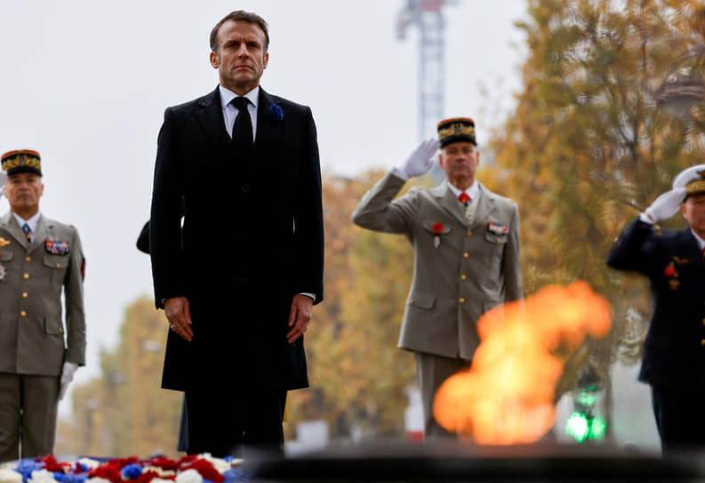 Президент Франции Эмманюэль Макрон у Могилы Неизвестного Солдата Первой мировой войны 