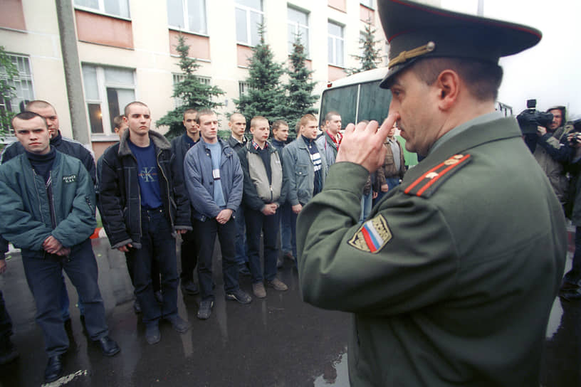 Новобранцы у военкомата, 2000 год