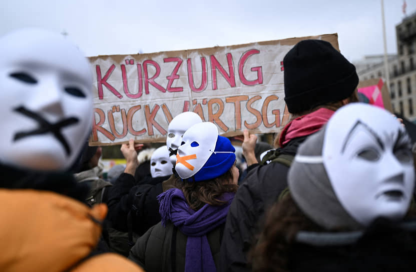 Берлин, Германия. Митинг против сокращения бюджета в сфере культуры  