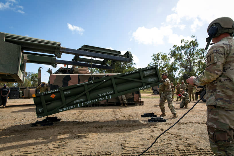 Военнослужащие США загружают ракеты ATACMS на установку HIMARS на аэродроме Уильямсон в Австралии (июль 2023 года)