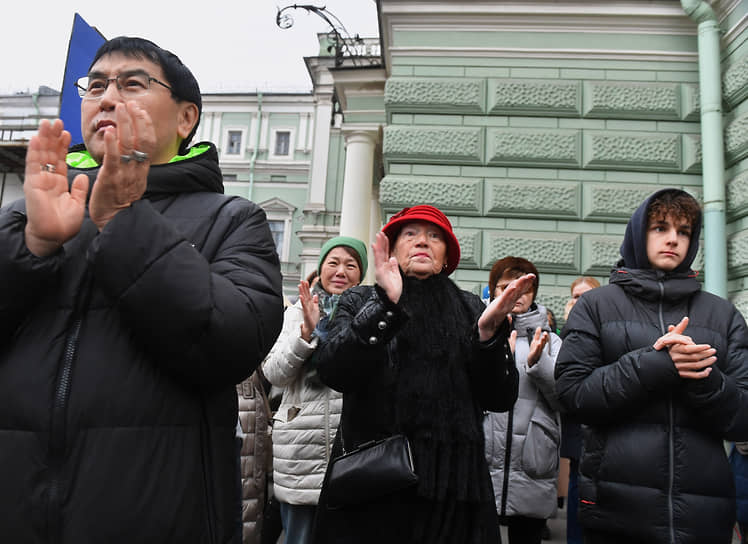 Близкие и поклонники погибшего, любители балета проводили его в последний путь аплодисментами