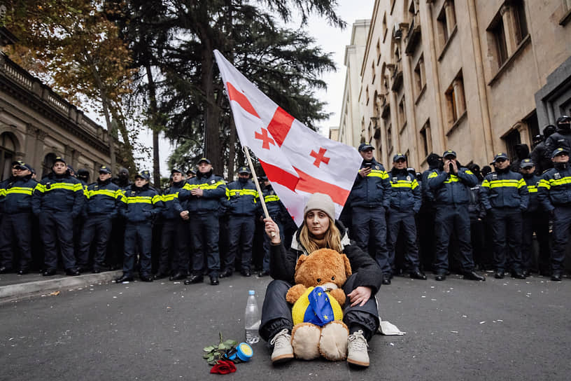 Тбилиси. Акция протеста против итогов парламентских выборов у здания парламента Грузии