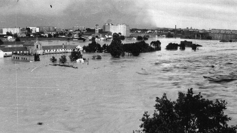 Разлившаяся река Турия во время наводнения 1957 года