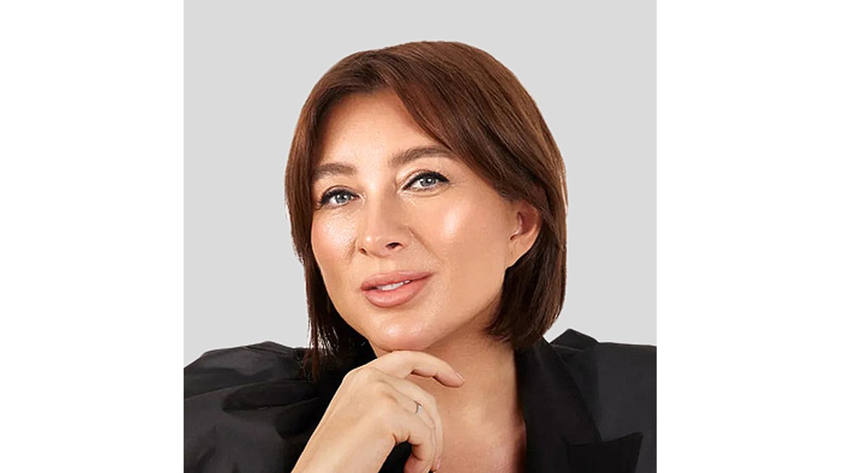 Әдемі сүйкімді қыз трусисын шешеді