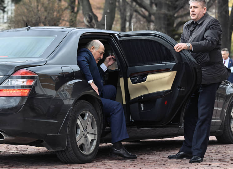 Президент Белоруссии Александр Лукашенко перед встречей с Владимиром Путиным и участниками 21-й экспедиции на МКС в Москве, 12 апреля 