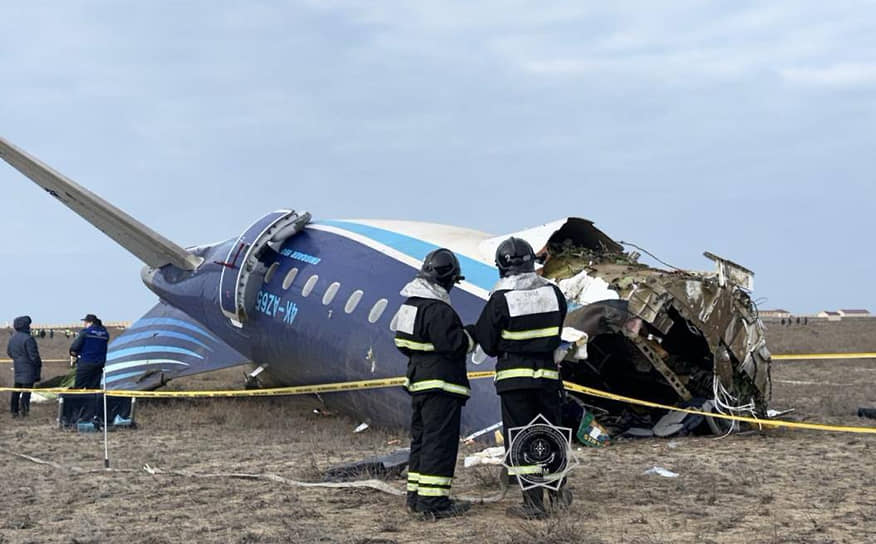 Обломки хвостовой части самолета Embraer E-190 «Азербайджанских авиалиний»