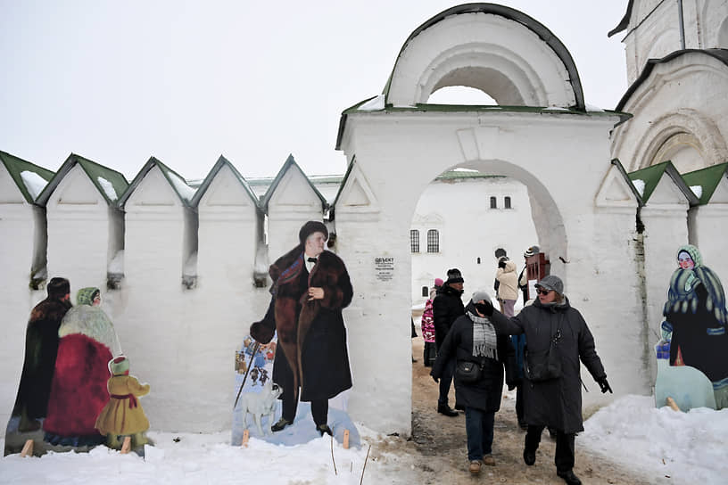 Вход на выставку «Борис Кустодиев. Патриархальная Россия» в Крестовой палате Суздальского кремля