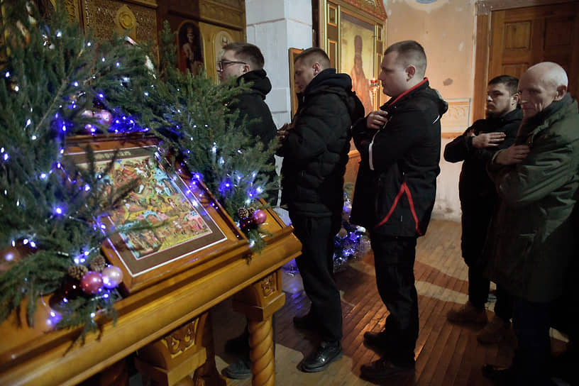 Донецк. Верующие во время рождественского богослужения в Свято-Иверском женском монастыре