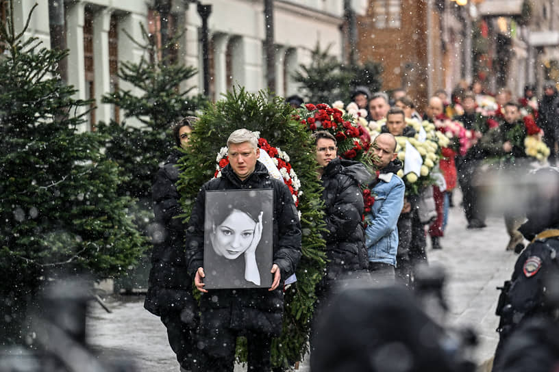 Весь Камергерский переулок был заполнен людьми, провожавшими Евгению Добровольскую бурными аплодисментами не меньше пяти минут
&lt;br>На фото: актер Павел Ворожцов с портретом актрисы