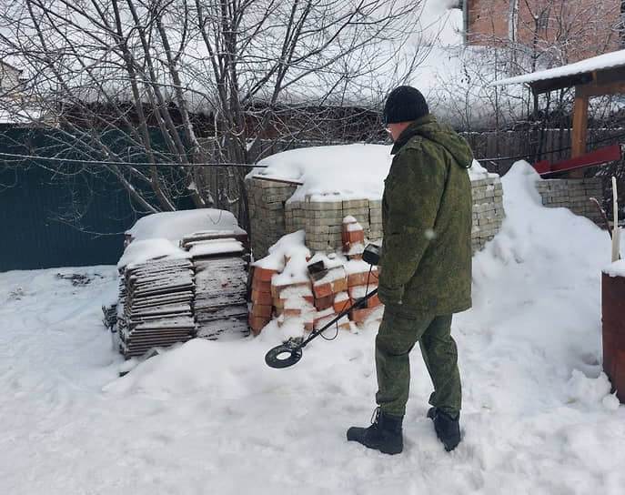 Сотрудник СКР осматривает место, где был убит Алексей Суродеев