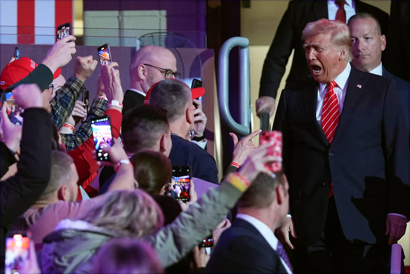 Дональд Трамп (справа) прибывает на митинг