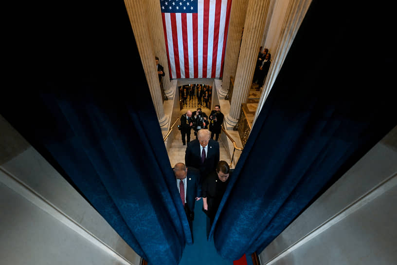 Дональд Трамп перед вступлением в должность 47-го президента США в ротонде Капитолия