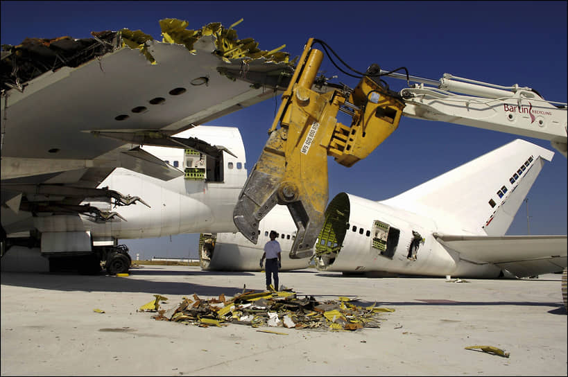 Boeing 747 на заводе по разборке и переработке самолетов в Шатору (Франция), 2005 год