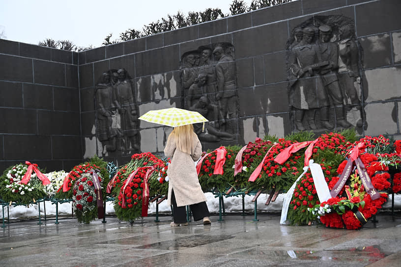 Участница памятного мероприятия на Пискаревском мемориальном кладбище