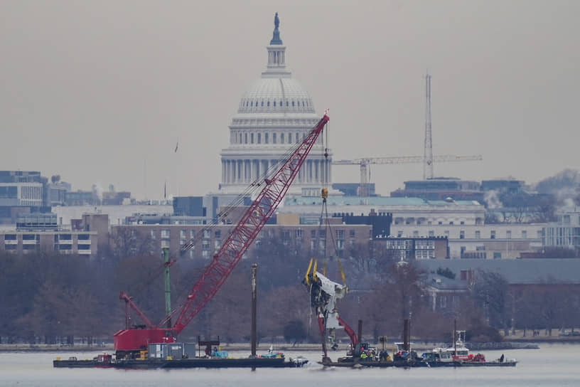 Вашингтон. Кран достает из реки Потомак обломки самолета American Eagle, разбившегося 29 января